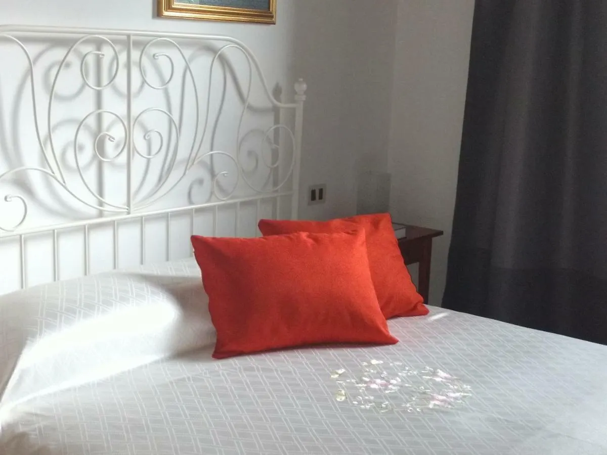 Eridia'S Room Crone Affittacamere